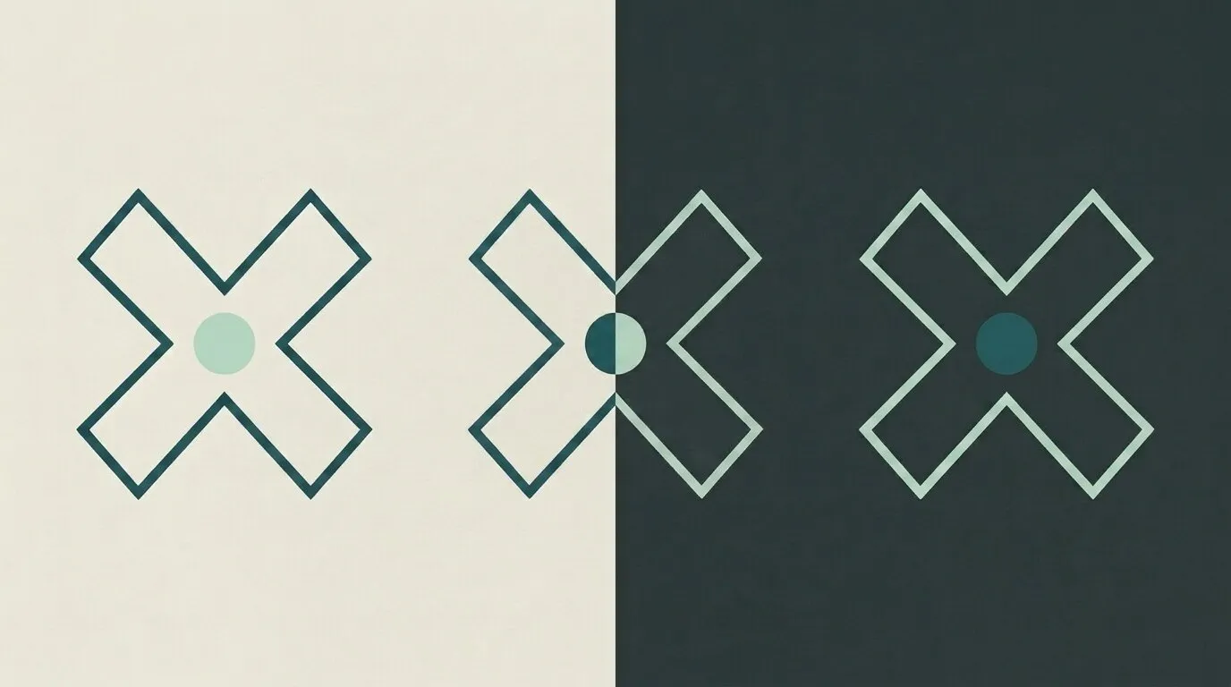 Isotipo geométrico en forma de X mostrado en tres variantes de color sobre fondo claro y oscuro